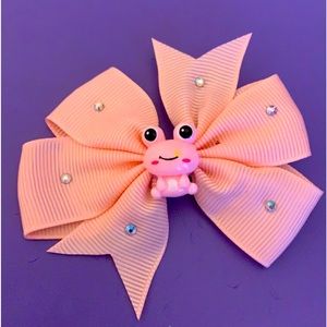 Adorable frog bow